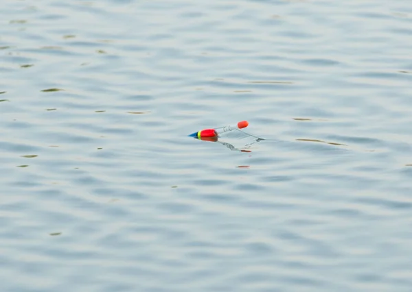 フロートが水に浮かんでいる釣り — ストック写真
