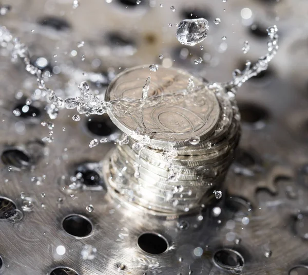 Monete in uno spruzzo d'acqua — Foto Stock