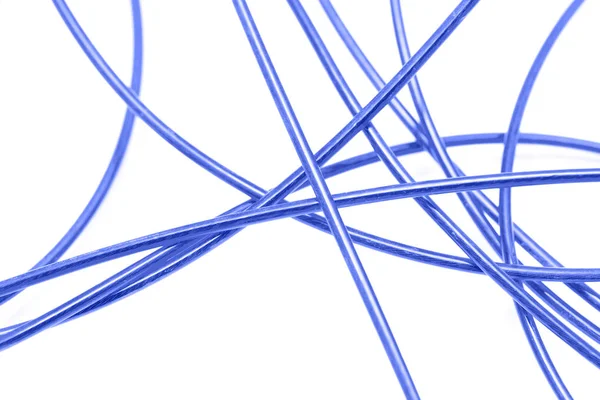 Голубой кабель на белом фоне — стоковое фото