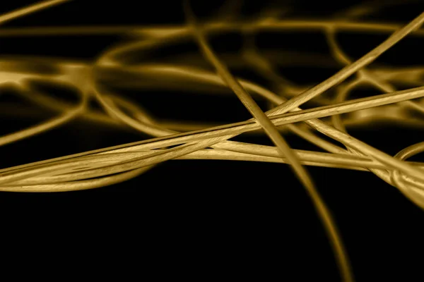 Gelbes Kabel auf schwarzem Hintergrund. Die Umkehrung — Stockfoto
