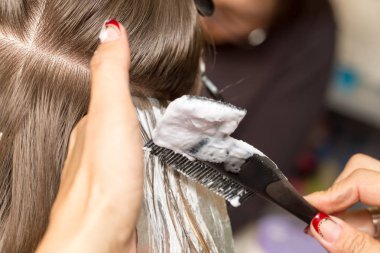Güzellik salonunda saç dokumak.