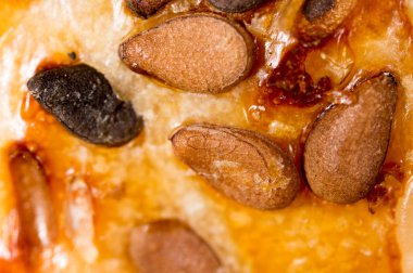 ekmeğin üzerinde susam tohumu. Makro