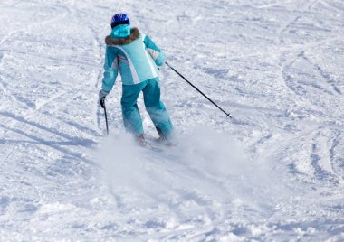 insanlar kışın kayak