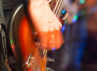 Sahne Alanı'nda agresif oyun gitar