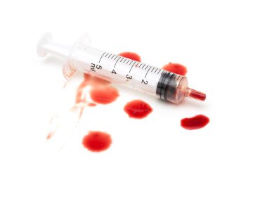 Beyaz arka plan üzerinde şırınga ve kırmızı kan