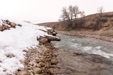 Doğada kışın akan nehir.