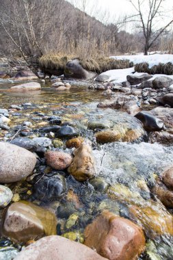 Doğada kışın akan nehir.