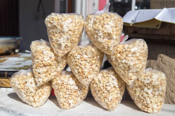Sladký popcorn v plastovém sáčku — Stock fotografie