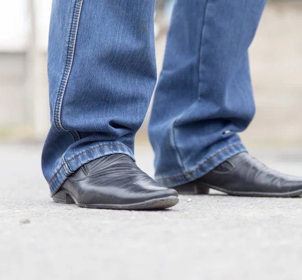 Manliga ben i jeans och skor — Stockfoto