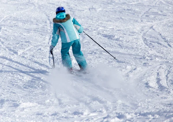 Люди катаються на лижах взимку — стокове фото