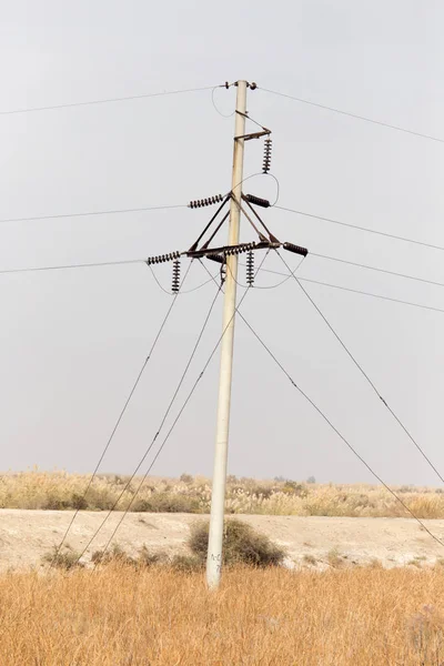 Strommasten in der Natur — Stockfoto