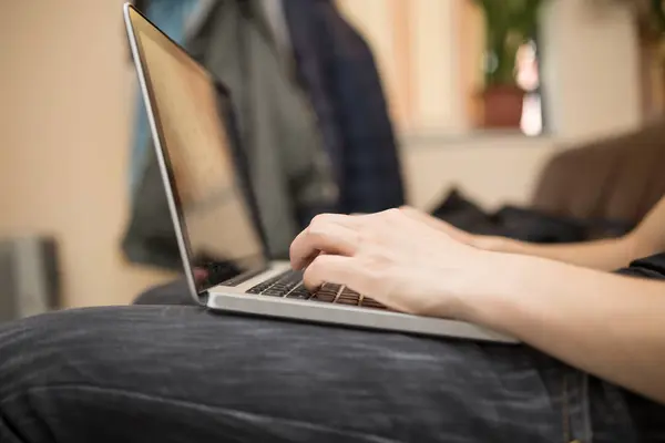 Un jeune homme travaillant sur un ordinateur portable — Photo