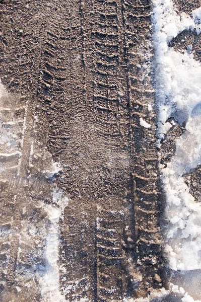 Spuren von Autos auf dem Schmutz in der Natur — Stockfoto