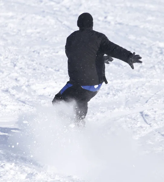 冬は雪の上でスノーボードをしたり — ストック写真
