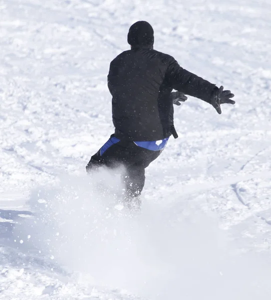 Άνθρωποι snowboarding στο χιόνι το χειμώνα — Φωτογραφία Αρχείου