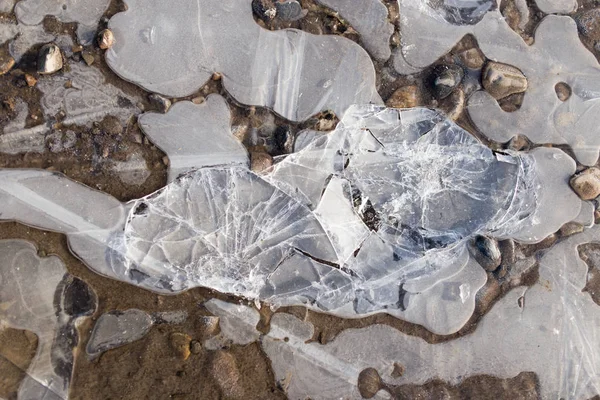 Eis im Pool auf der Natur — Stockfoto