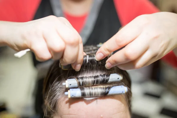 Dauerwelle im Schönheitssalon — Stockfoto