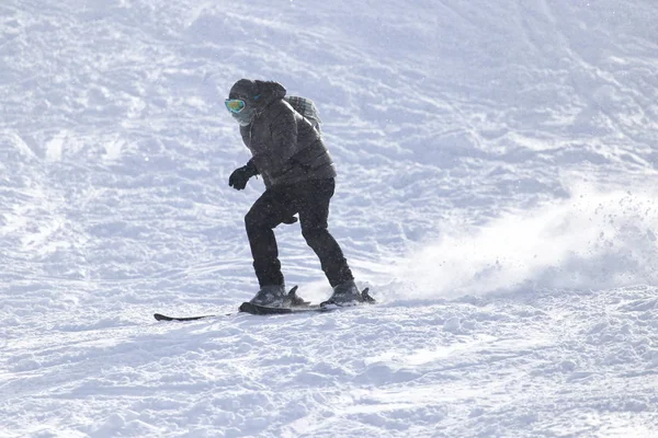 Mensen skiën in de sneeuw — Stockfoto