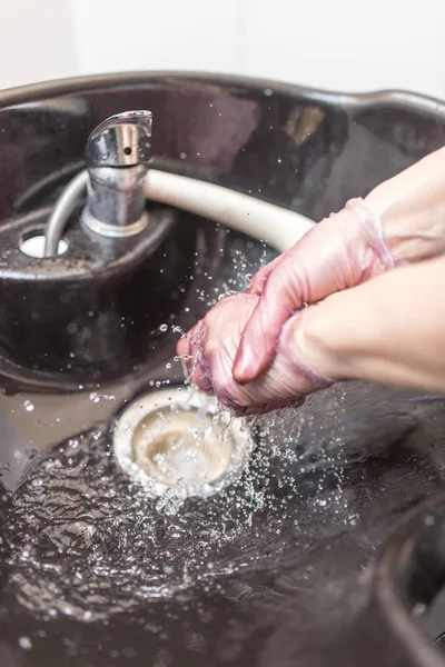 Handen wassen onder de douche — Stockfoto