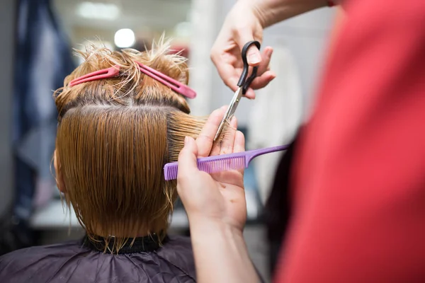 Ciseaux de coupe de cheveux féminins dans le salon de beauté — Photo