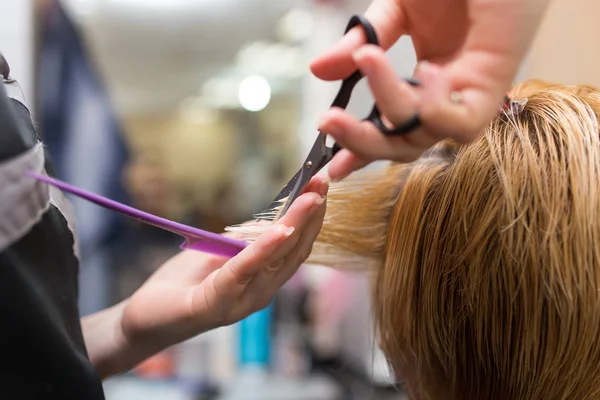Female hair cutting scissors in beauty salon — Stock Photo, Image