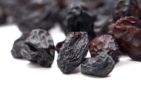 Raisins noirs sur fond blanc. macro — Photo