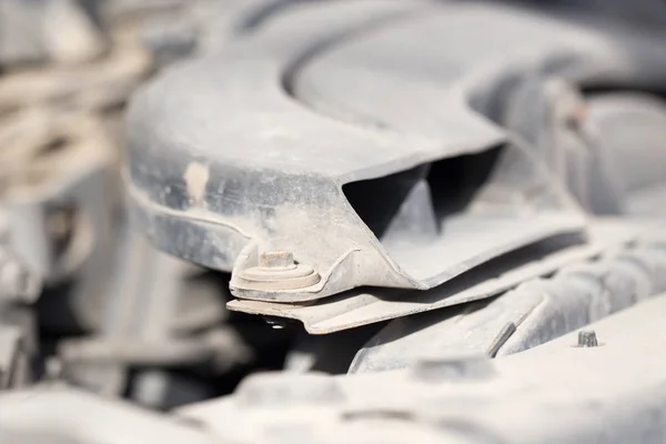 Peças sob o capô de um carro — Fotografia de Stock