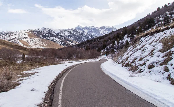 Estrada de inverno nas montanhas do Cazaquistão — Fotografia de Stock