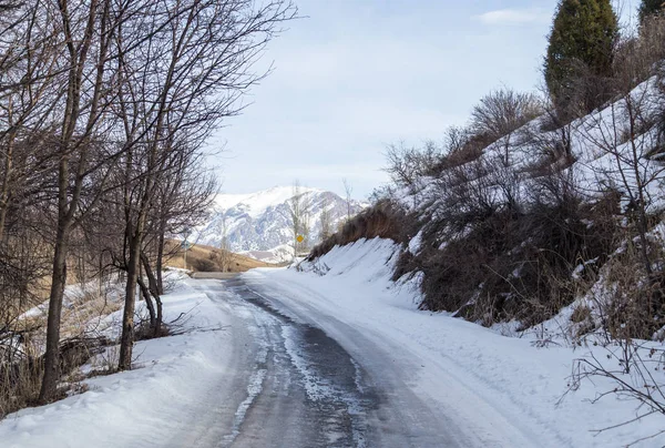 Strada invernale sulle montagne del Kazakistan — Foto Stock