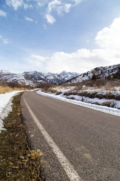 Зимняя дорога в горах Казахстана — стоковое фото