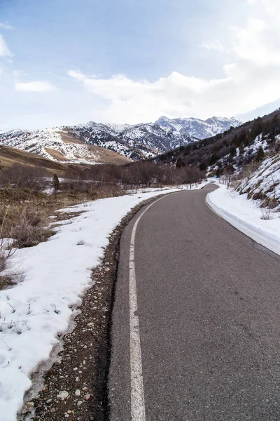 Strada invernale sulle montagne del Kazakistan — Foto Stock