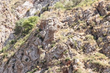 Dağlardaki kayalıkların arka planı