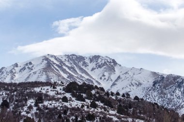 Kışın Tian Shan 'ın karla kaplı dağları