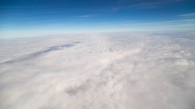 Mavi gök yüksek görünümünden uçak bulutların şekilleri