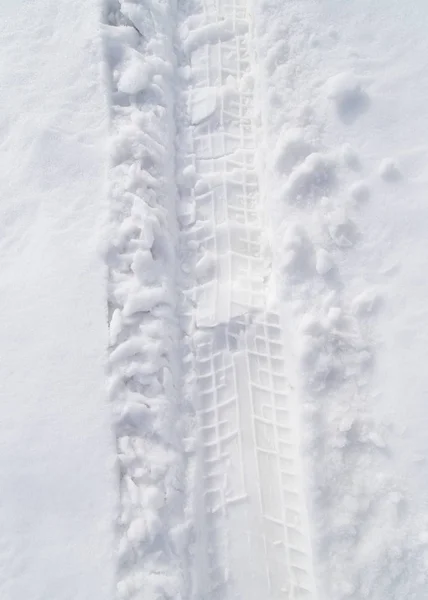 雪地里汽车的痕迹 — 图库照片