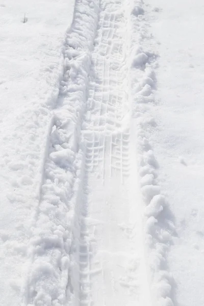 Rastros del coche en la nieve —  Fotos de Stock