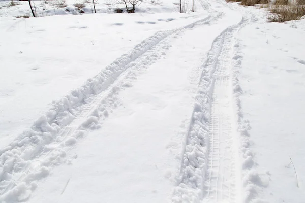 雪地里汽车的痕迹 — 图库照片