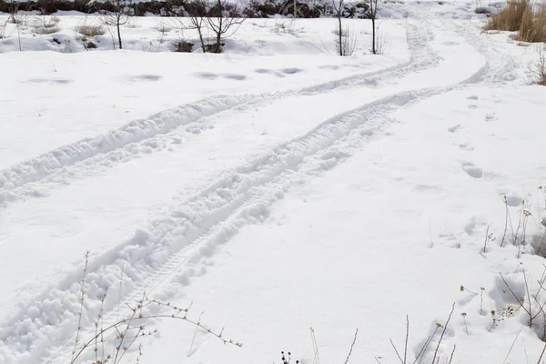 Ślady samochodu w śniegu — Zdjęcie stockowe