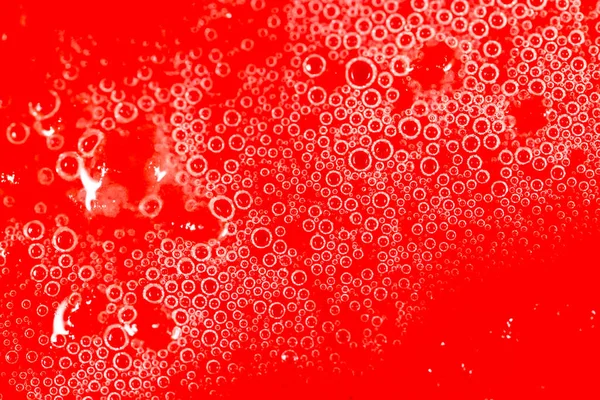 Droppar honung på en röd bakgrund — Stockfoto
