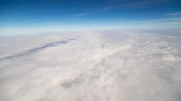 Céu azul vista alta de avião nuvens formas — Fotografia de Stock