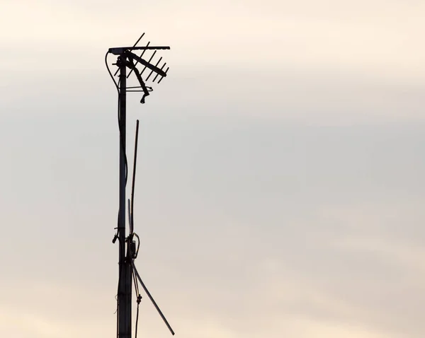 Antenne contre le ciel aube soleil — Photo