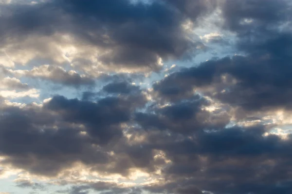 Langit yang indah dengan awan saat fajar — Stok Foto