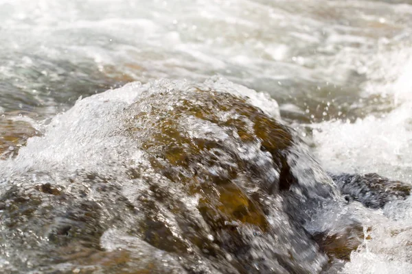 Грубая вода в горной речной воде в качестве фона — стоковое фото