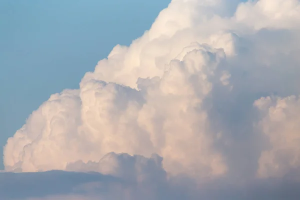 Awan di langit saat matahari terbenam — Stok Foto