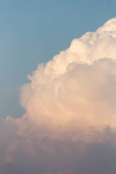 Awan di langit saat matahari terbenam — Stok Foto