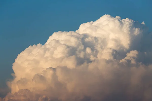 Awan di langit saat matahari terbenam — Stok Foto