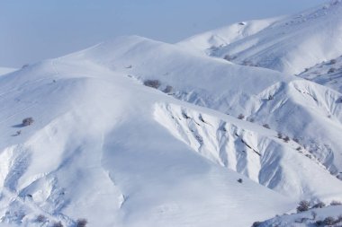 Tien Shan dağlarının karlı dağları