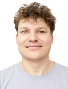 Beyaz arka planda bir adamın portresi