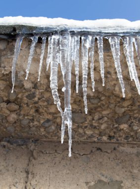 Kışın bir evin çatısındaki sarkıtlar