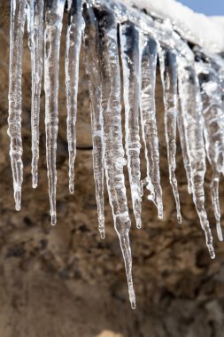 Kışın bir evin çatısındaki sarkıtlar